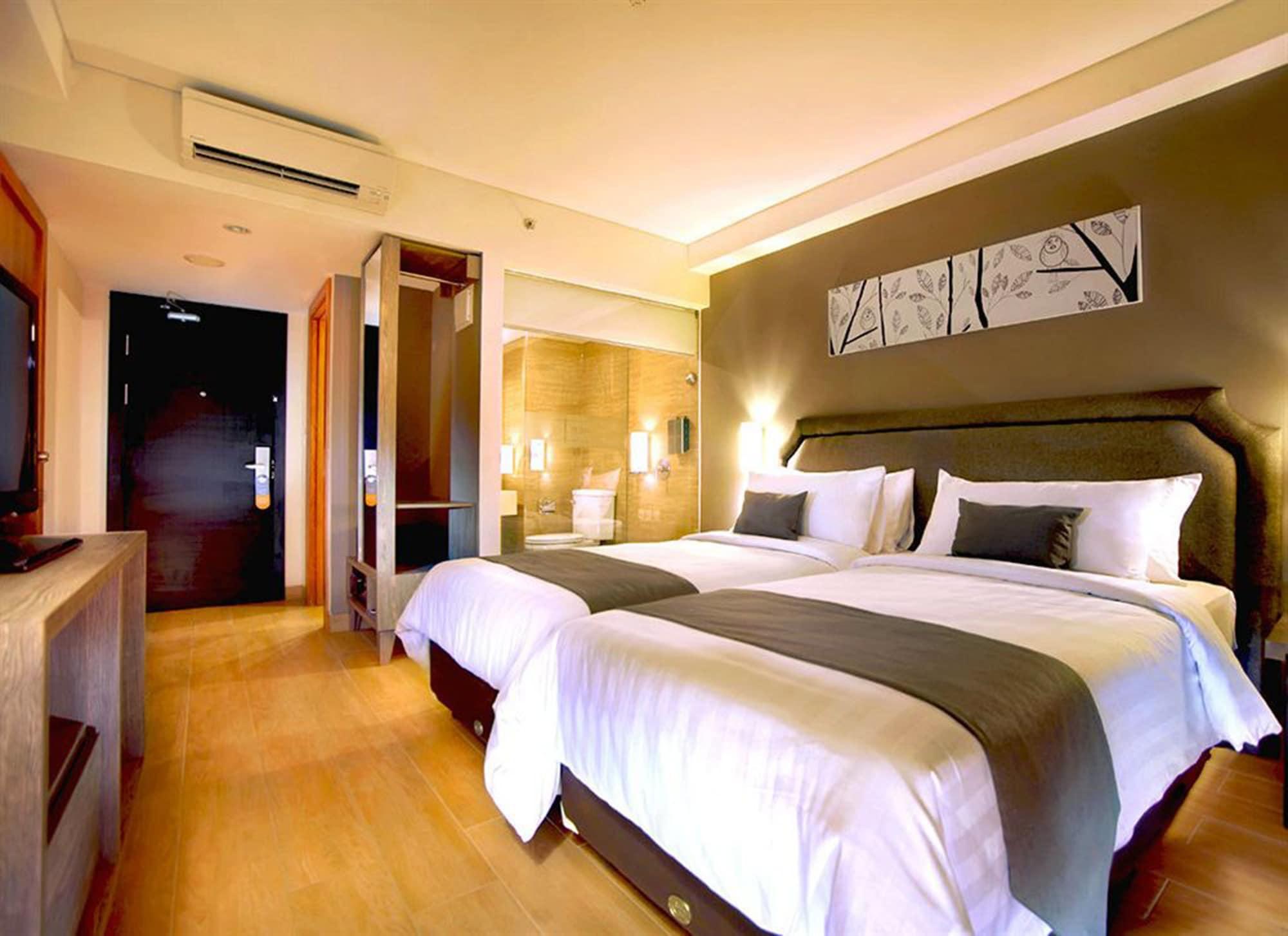Harper Kuta Hotel by ASTON Legian Exteriör bild