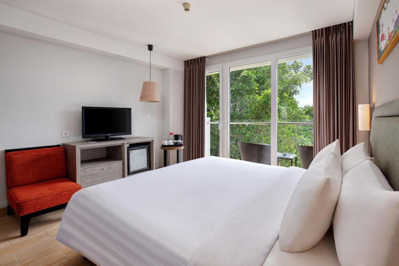 Harper Kuta Hotel by ASTON Legian Exteriör bild