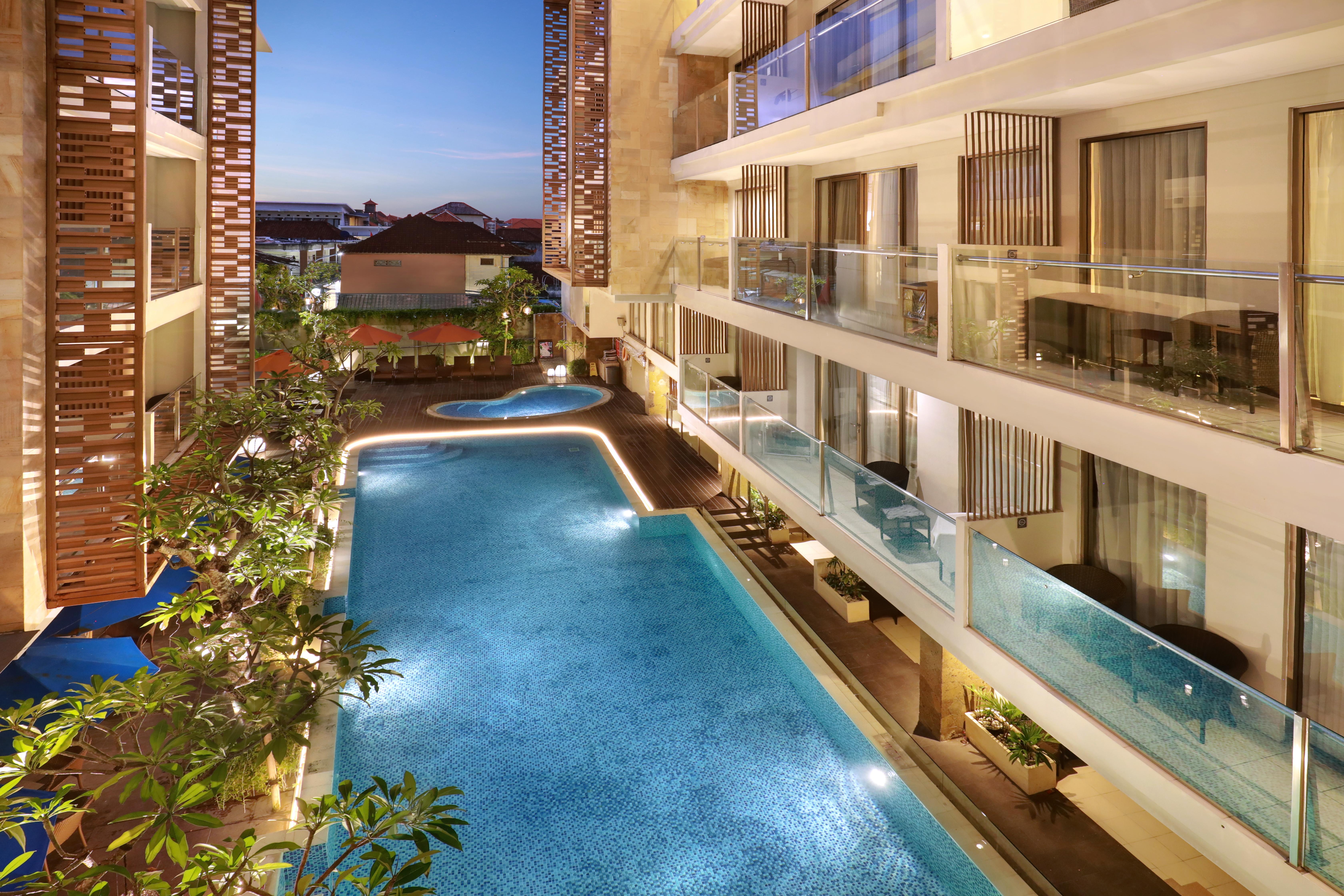 Harper Kuta Hotel by ASTON Legian Exteriör bild