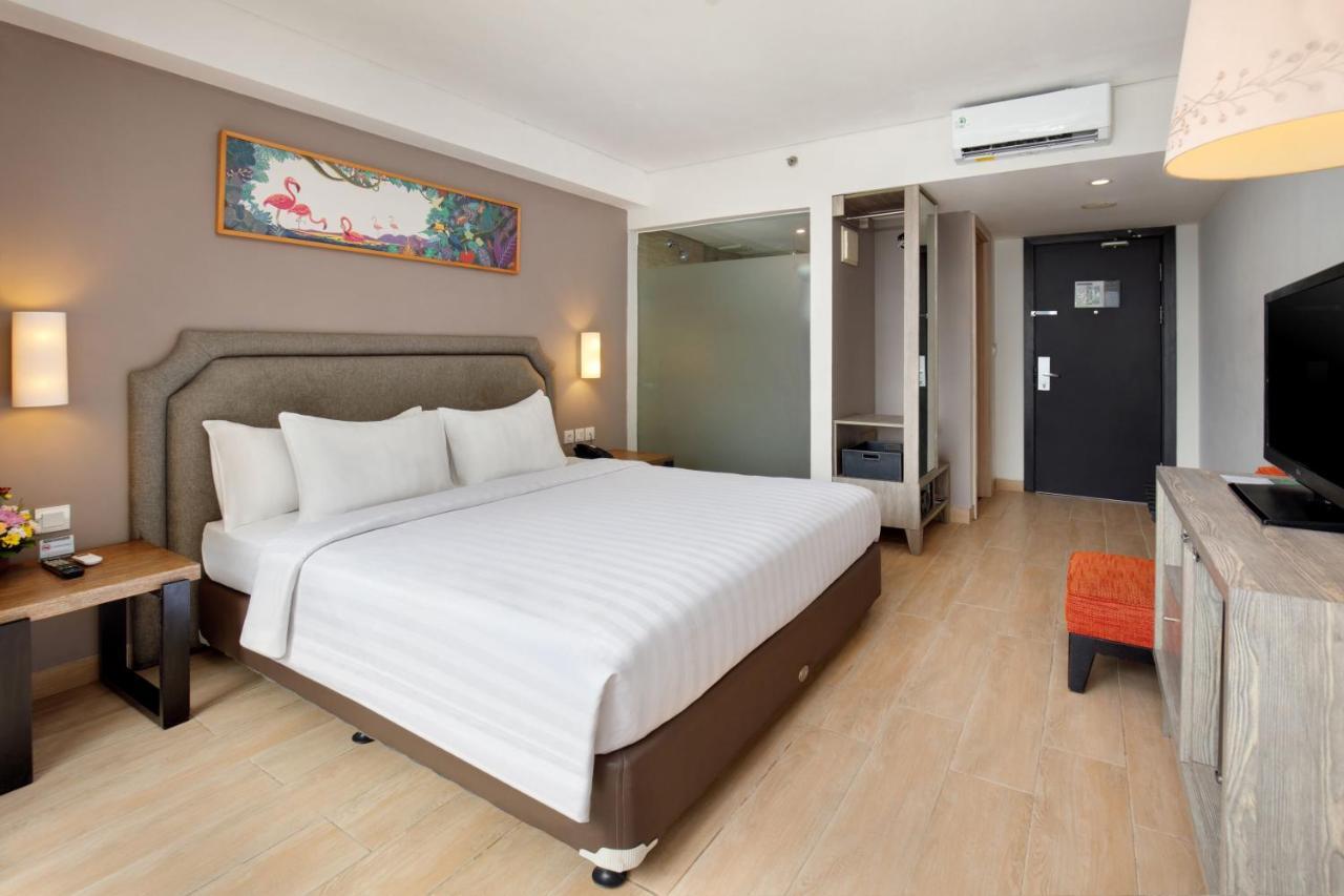 Harper Kuta Hotel by ASTON Legian Exteriör bild