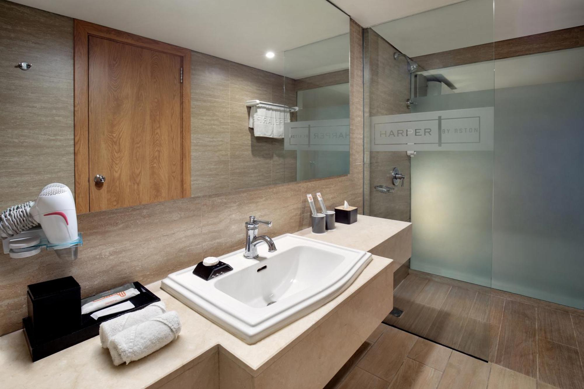 Harper Kuta Hotel by ASTON Legian Exteriör bild