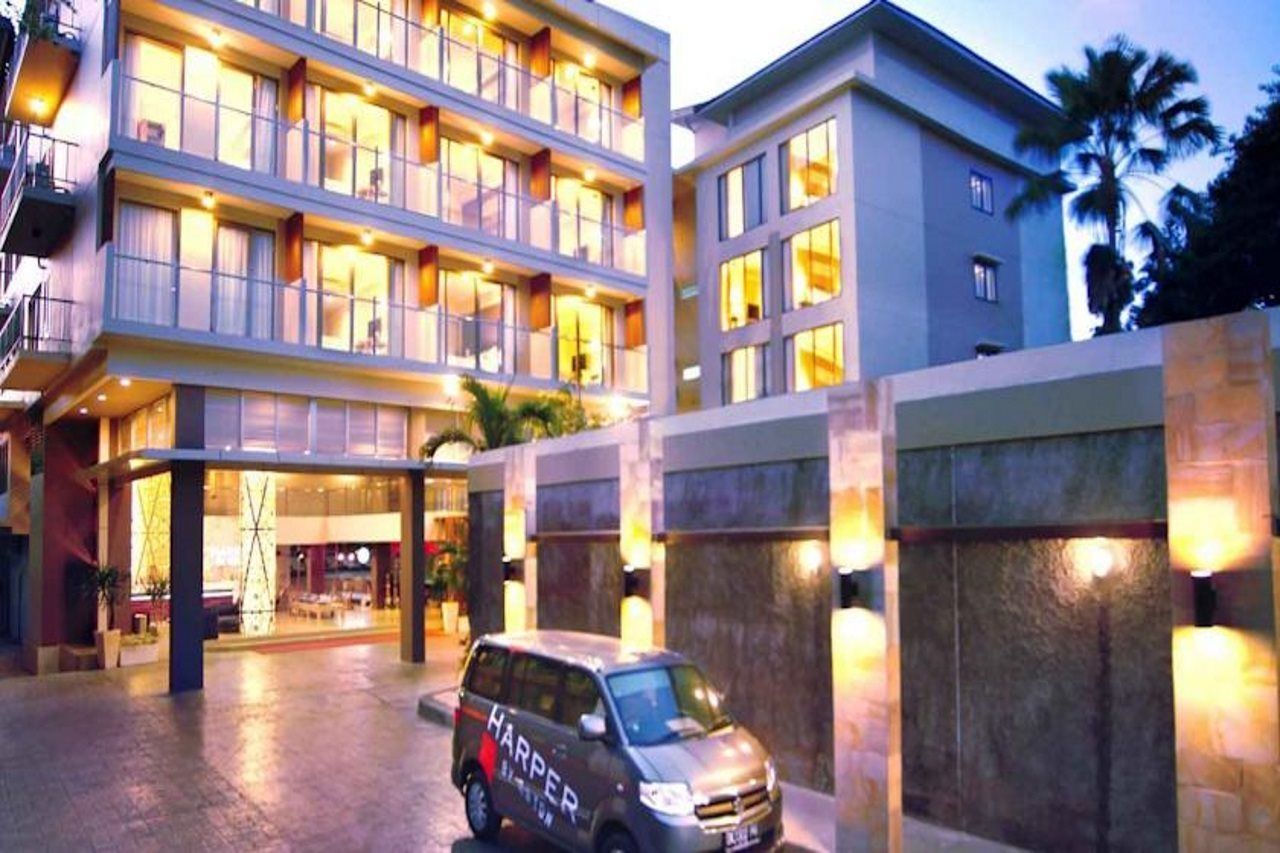 Harper Kuta Hotel by ASTON Legian Exteriör bild